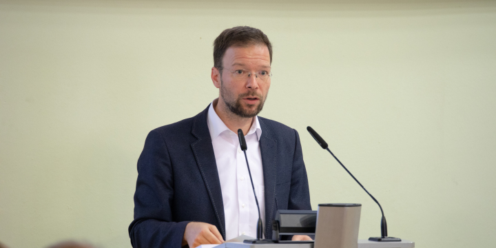 Oberbürgermeister Dr. Thomas Nitzsche am Rednerpult  ©Stadt Jena, Stephan Preissler