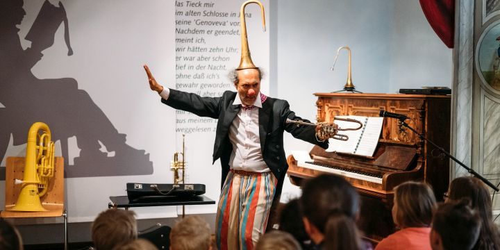 Clown mit Musikinstrumenten bei der Langen Nacht der Wissenschaften 2019 im Romantikerhaus Jena  ©JenaKultur, C. Worsch
