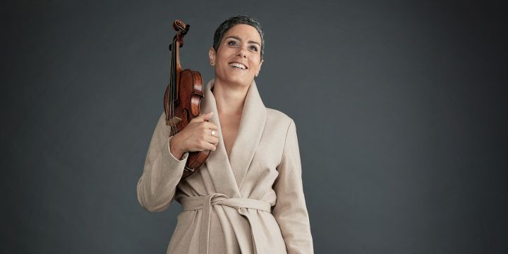 Violinistin Leila Schayegh mit Geige in der Hand