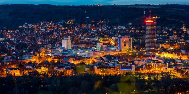 Blick auf Jena mit erstrahlten Gebäuden am Abend