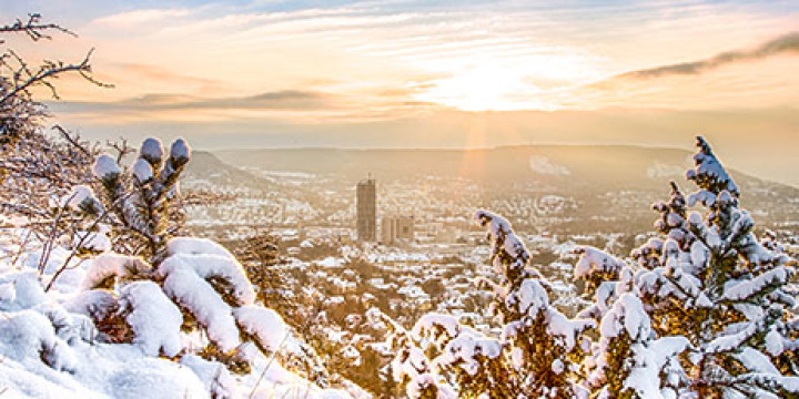 Schneebedeckte Lichtstadt Jena mit Blick zum JenTower  ©JenaKultur, Foto: jenaparadies