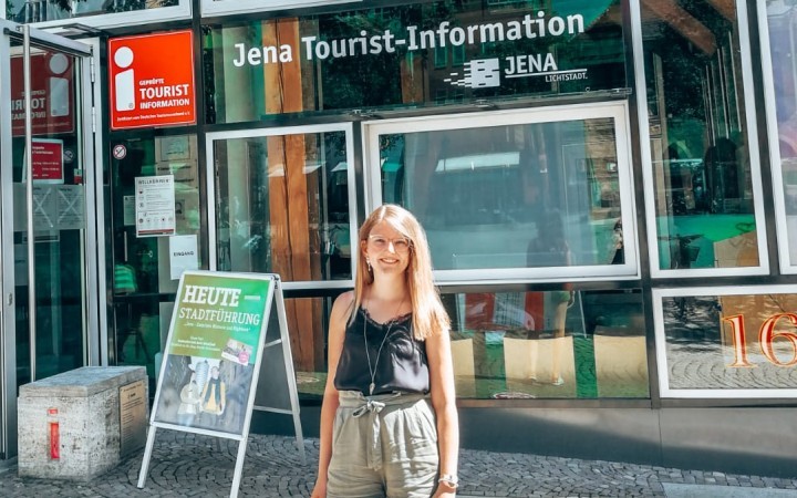 Linda Prüfer, ehem. Auszubildende Kauffrau für Tourismus und Freizeit bei JenaKultur vor der Jena Tourist-Information