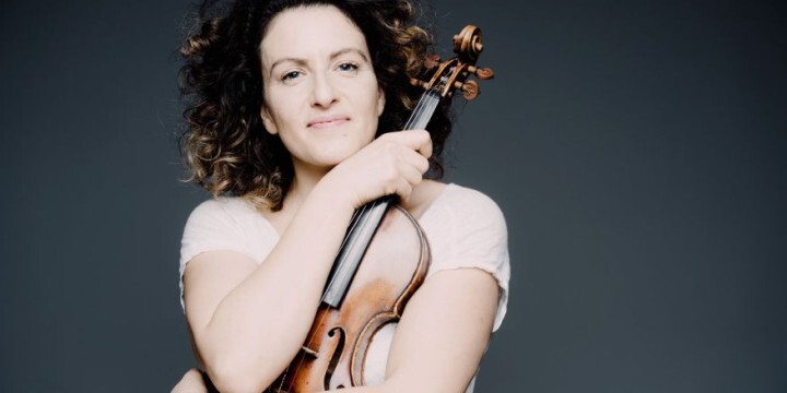 Liza Ferschtman umarmt ihre Violine