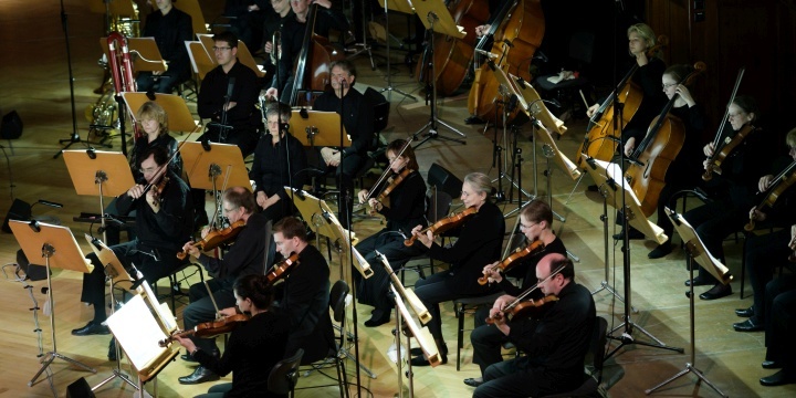 Jenaer Philharmonie zu MANIFEST(O) im Ernst-Abbe-Saal des Volkshauses Jena, stimmungsvolle Beleuchtung  ©YMUSIC, Candy Welz