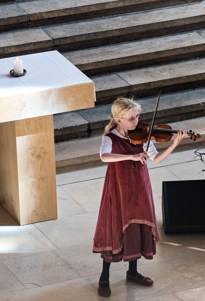 Geigenschülerin Elsa-Johanna Staemmler spielt beim Herbstkonzert in der Stadtkirche September 2020