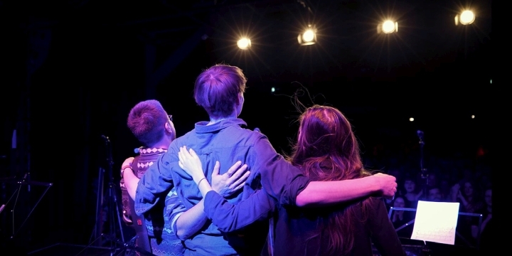 Schüler:innen der MKS Jena verbeugen sich auf der Bühne des Kassablanca Jena vor ihrem Publikum