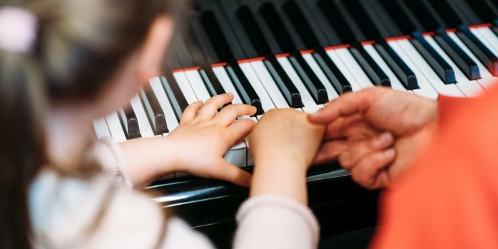 Kinderhände am Klavier  ©JenaKultur, C. Worsch