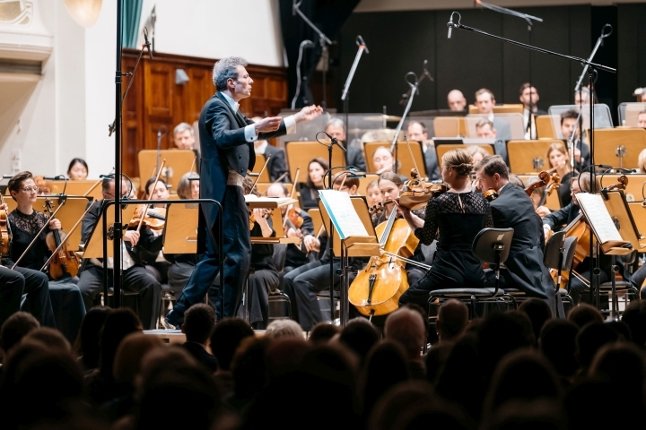 Simon Gaudenz dirigiert die Jenaer Philharmonie