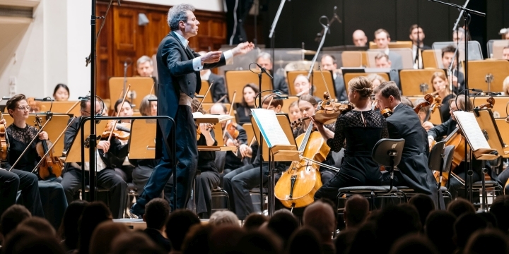 Simon Gaudenz dirigiert die Jenaer Philharmonie