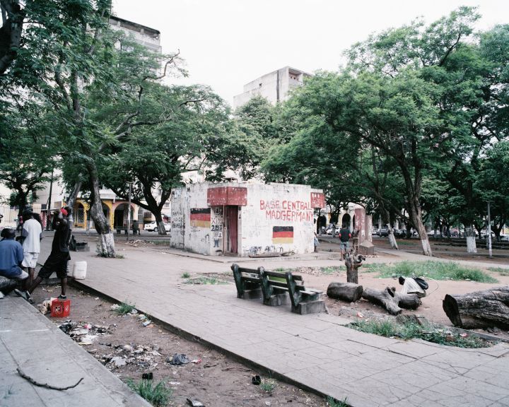 Baracke auf einem Platz mit der Aufschrift "Base Central Madgermany"