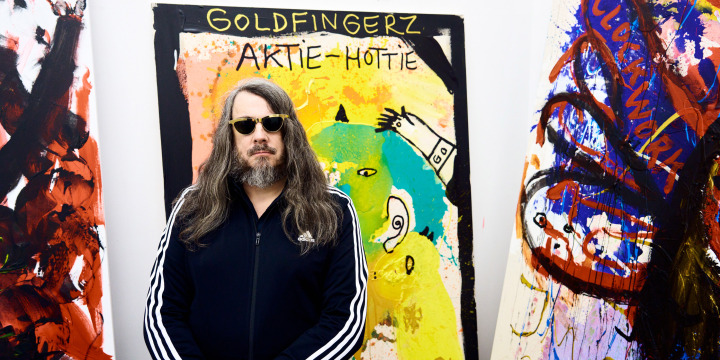Jonathan Meese vor einem Kunstwerk
