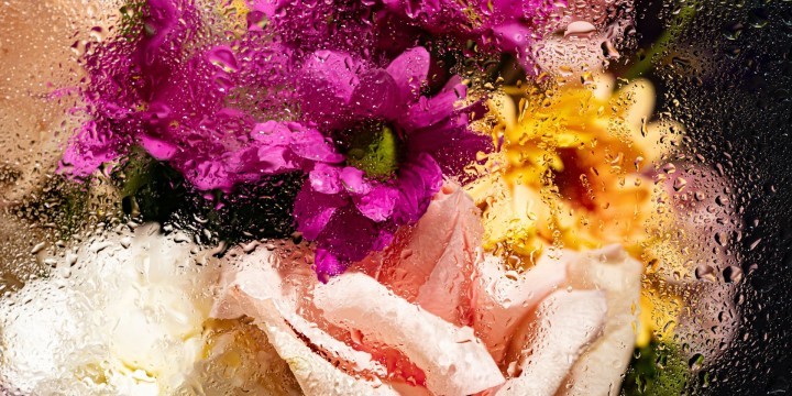 Blumenstrauss hinter verregnetem Glas   ©Pexels