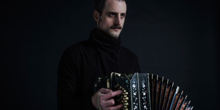 Omar Massa mit Akkordeon