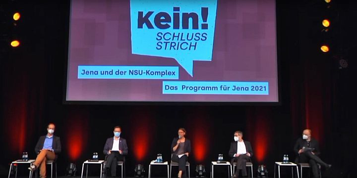 Fünf Personen auf einer Bühne vor einer Projektion: Kein Schlussstrich! Jena und der NSU-Komplex. Das Programm für Jena