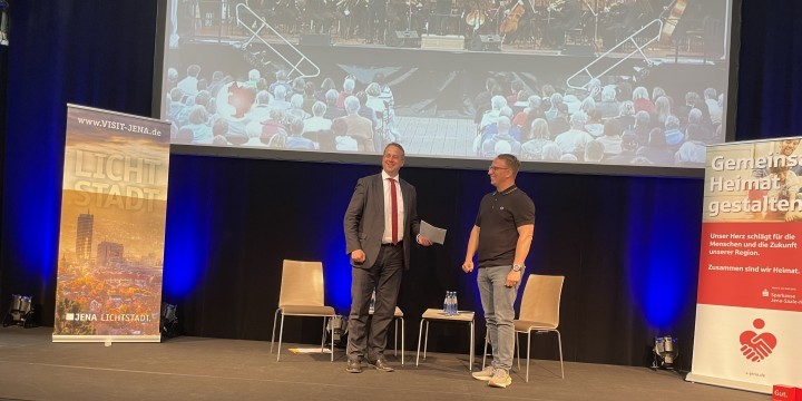 Vertreter der Sparkasse und von JenaKultur auf der Bühne des Volkshaus Jena  ©JenaKultur