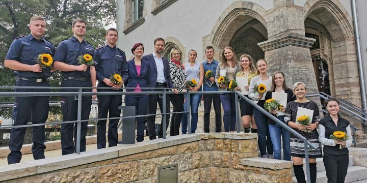 Die Stadt Jena beglückwünschte 20 Absolventen zur erfolgreich bestandenen Ausbildung. Alle Absolventen der Kernverwaltung wurden übernommen und fanden einen Arbeitsplatz in ihren Wunschbereichen.   ©Stadt Jena