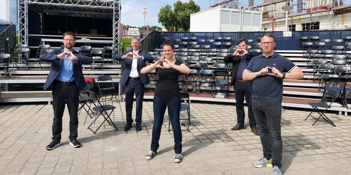 Oberbürgermeister Dr. Thomas Nitsche, Superintendent Sebastian Neuß (Evangelisch-lutherischer Kirchenkreis Jena), Ina Holthaus (Orchesterdirektorin der Jenaer Philharmonie), Johannes Schleussner (Evangelisch-lutherischer Kirchenkreis Jena), Carsten Müller (stellv. Werkleiter JenaKultur) auf dem Theatervorplatz Jena  ©Stadt Jena