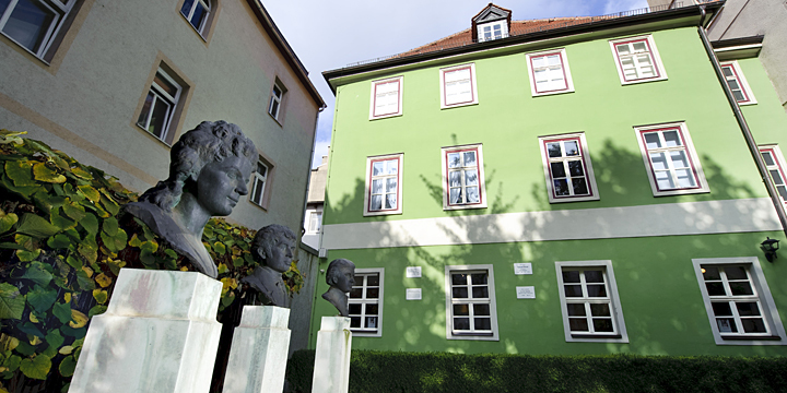 Büsten der Frühromantiker:innen im Garten des Romantikerhauses Jena