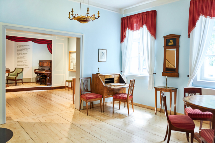 Salon im Romantikerhaus Jena mit zeitgenössischen Möbeln der Frühromantik