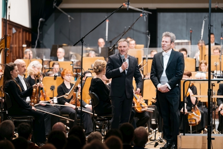 Die Jenaer Philharmonie, Andrea Scartazzini und Simon Gaudenz auf der Bühne