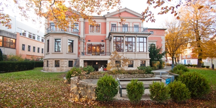SCHOTT Villa in Jena Außenansicht östliche Gebäudefront mit Herbstlaub
