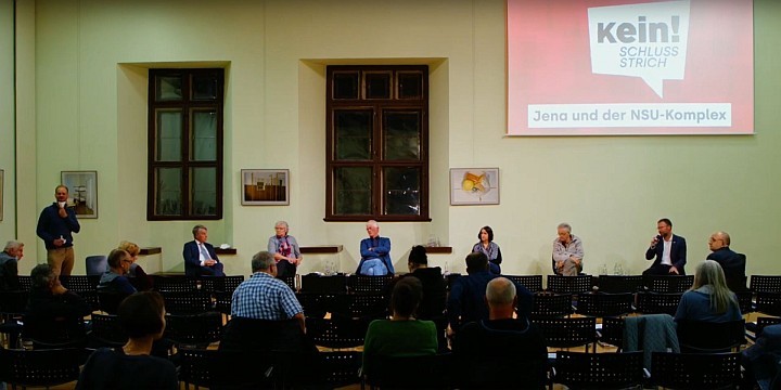 Screenshot Livestream mit Podium und Publikum