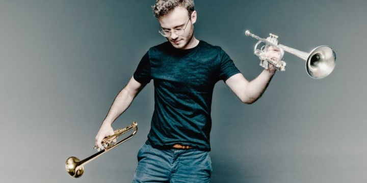 Artist in Residence der Jenaer Philharmonie Simon Höfele mit einer Trompete in jeder Hand