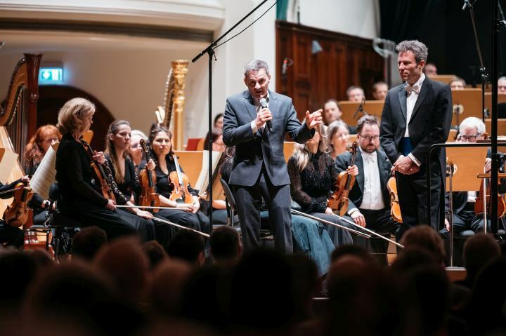 Simon Gaudenz & Andrea Lorenzo auf der Bühne im Volkshaus Jena