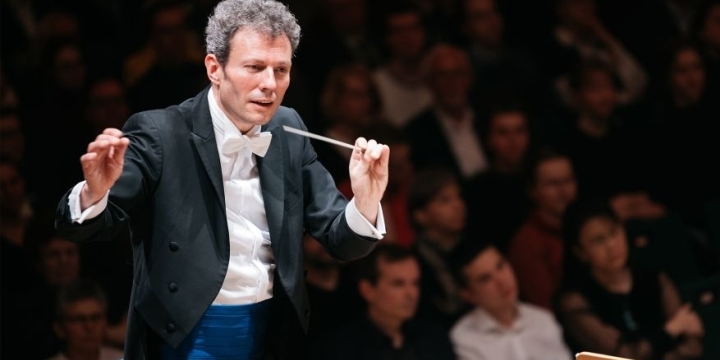 Simon Gaudenz im Frack dirigiert die Jenaer Philharmonie