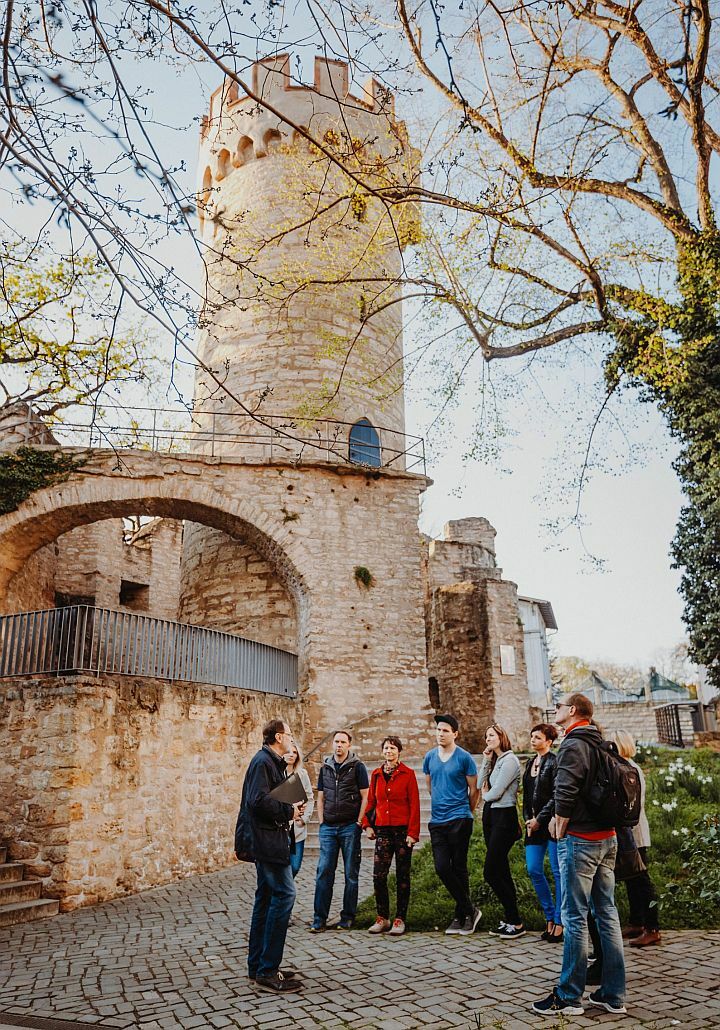 Eine Stadtführungsgruppe vor dem Pulverturm in Jena