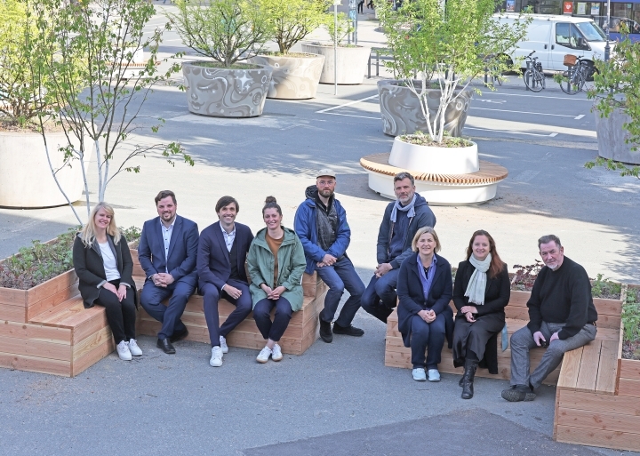 Vertreter:innen der Stadt Jena auf den neuen Sitzgelegenheiten am Engelplatz