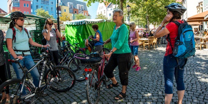 Radfahrerinnen auf dem Marktplatz Jena