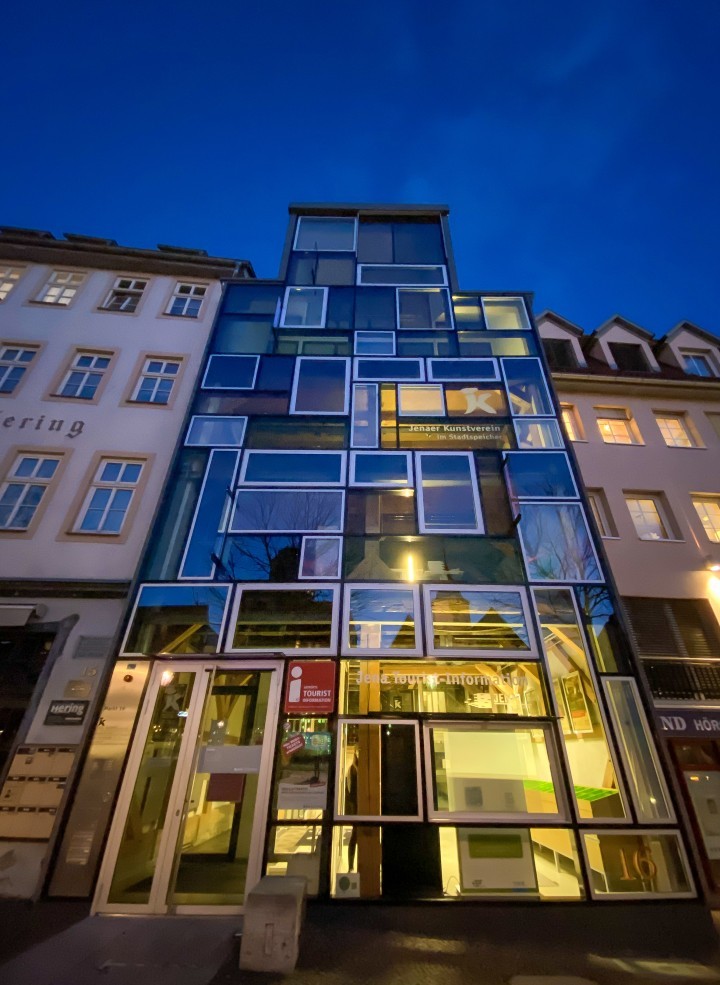 Moderne Glasfassade des Stadtspeichers auf dem Markt in Jena