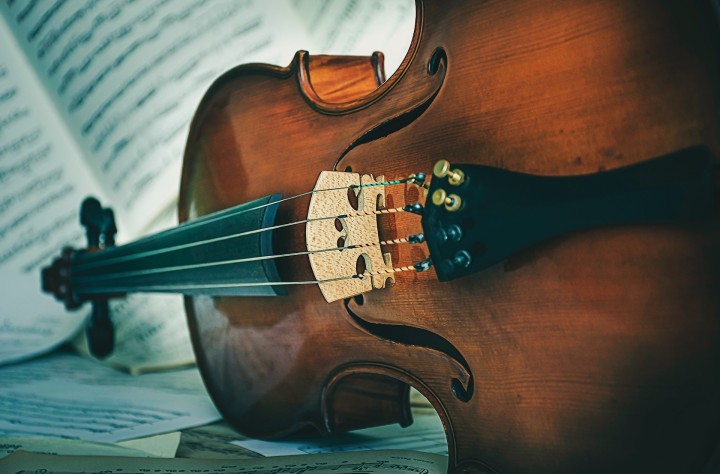 Violine vor Notenblättern