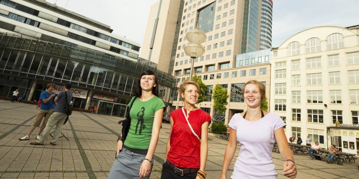 Studentinnen auf dem Campus der Friedrich-Schiller-Universität Jena