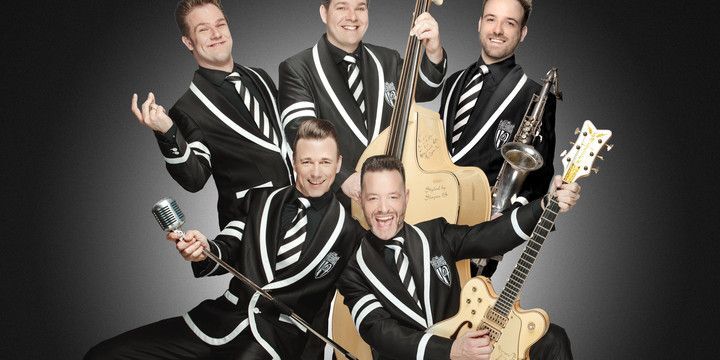 Die 5-köpfige Band in schwarzen Anzügen mit ihren Instrumenten