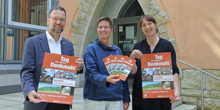 Menschen präsentieren das umfangreiche Programm zum Tag des offenen Denkmals