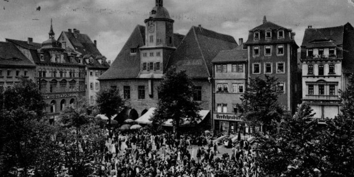 Historisches Foto des Verkehrsbüros am Jenaer Marktplatz