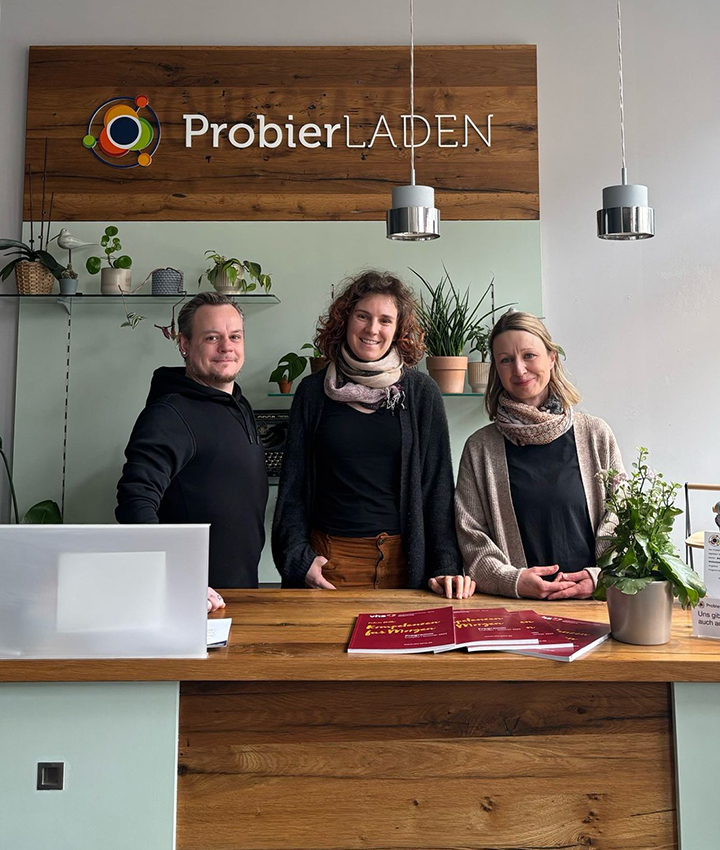 Die Kolleg:innen des ProbierLadens Jena hinter dem Tresen