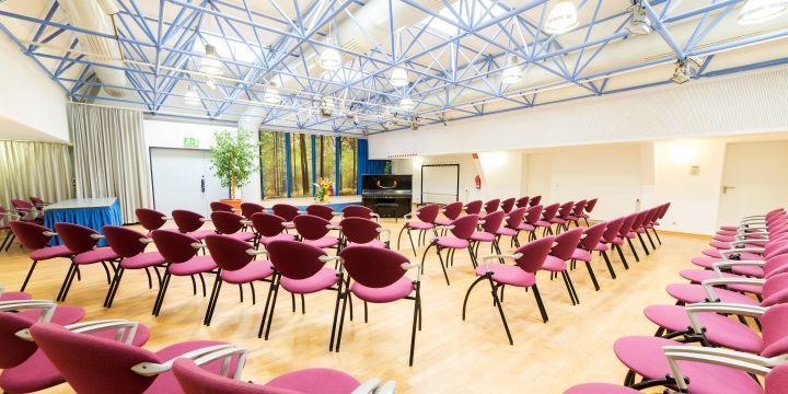Saal im LISA mit Stuhlreihen, vor Bühne und Piano
