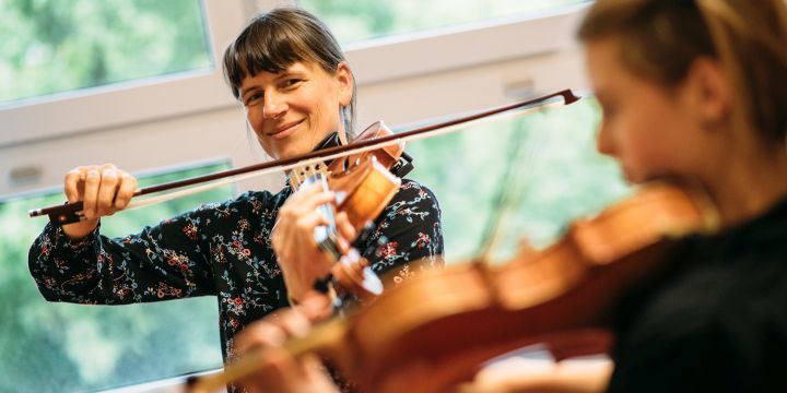 Lehrerin der MKS beim Geigenunterricht mit einer Schülerin