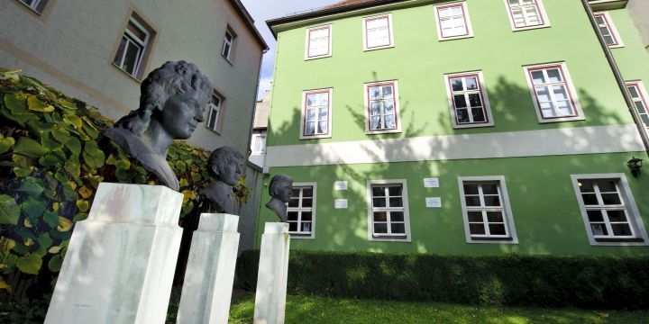 Büsten von Philosoph:innen und Literat:innen der Romantik vor dem Romantikerhaus Jena  ©JenaKultur, A. Hub