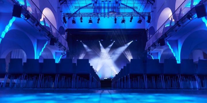 Badehalle im Volksbad Jena bestuhlt und blau ausgeleuchtet  ©JenaKultur, K. Krampitz