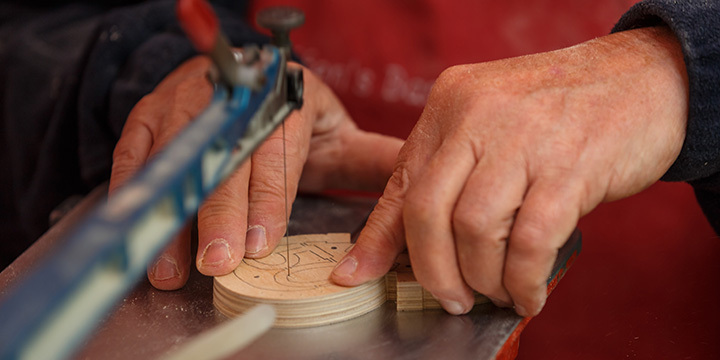 Handarbeit bei der Bearbeitung einer Holzscheibe