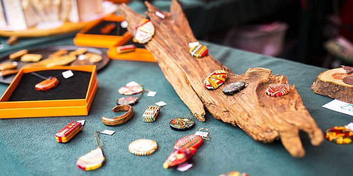 Schmuckstücke aus Holz auf dem Thüringer Holzmarkt  ©JenaKultur, C. Worsch