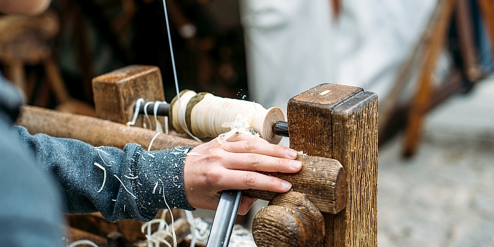 Schreiner arbeitet an einem Holzstück auf dem Thüringer Holzmarkt