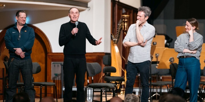 Schauspieler und Simon Gaudenz auf der Bühne des Volkshaus Jena  ©JenaKultur, C. Worsch