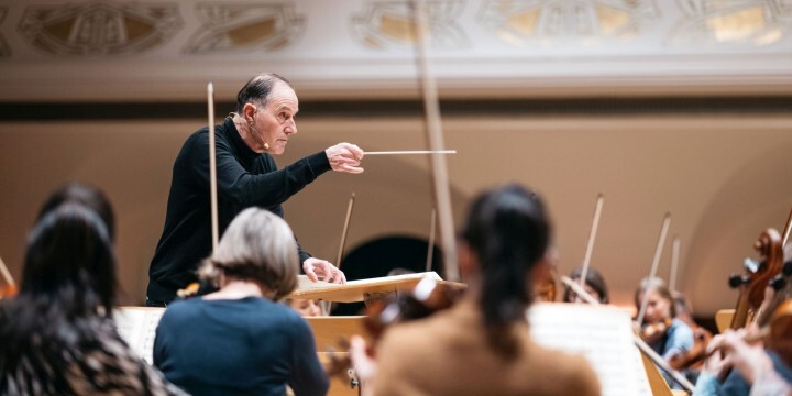 Stefan Kurt dirigiert die Jenaer Philharmonie für die Uraufführung von Theresa Wolff  ©JenaKultur, C. Worsch