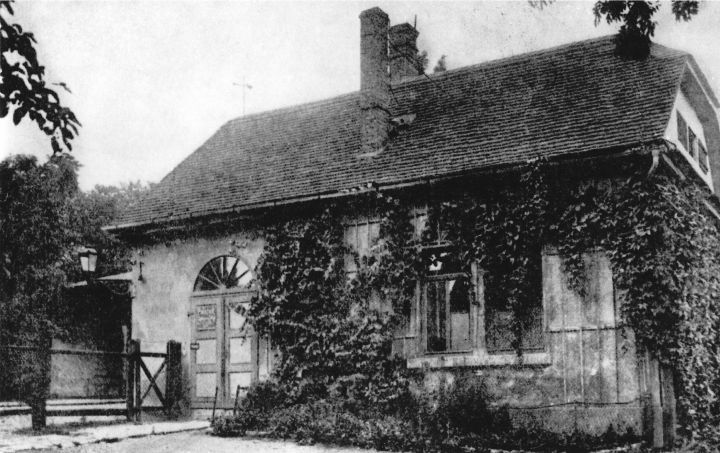 Historisches Foto von einem efeuberankten Haus