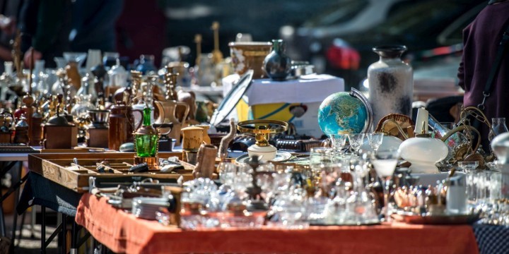Stand mit Antiquitäten und Trödel beim Jenaer Trödelmarkt